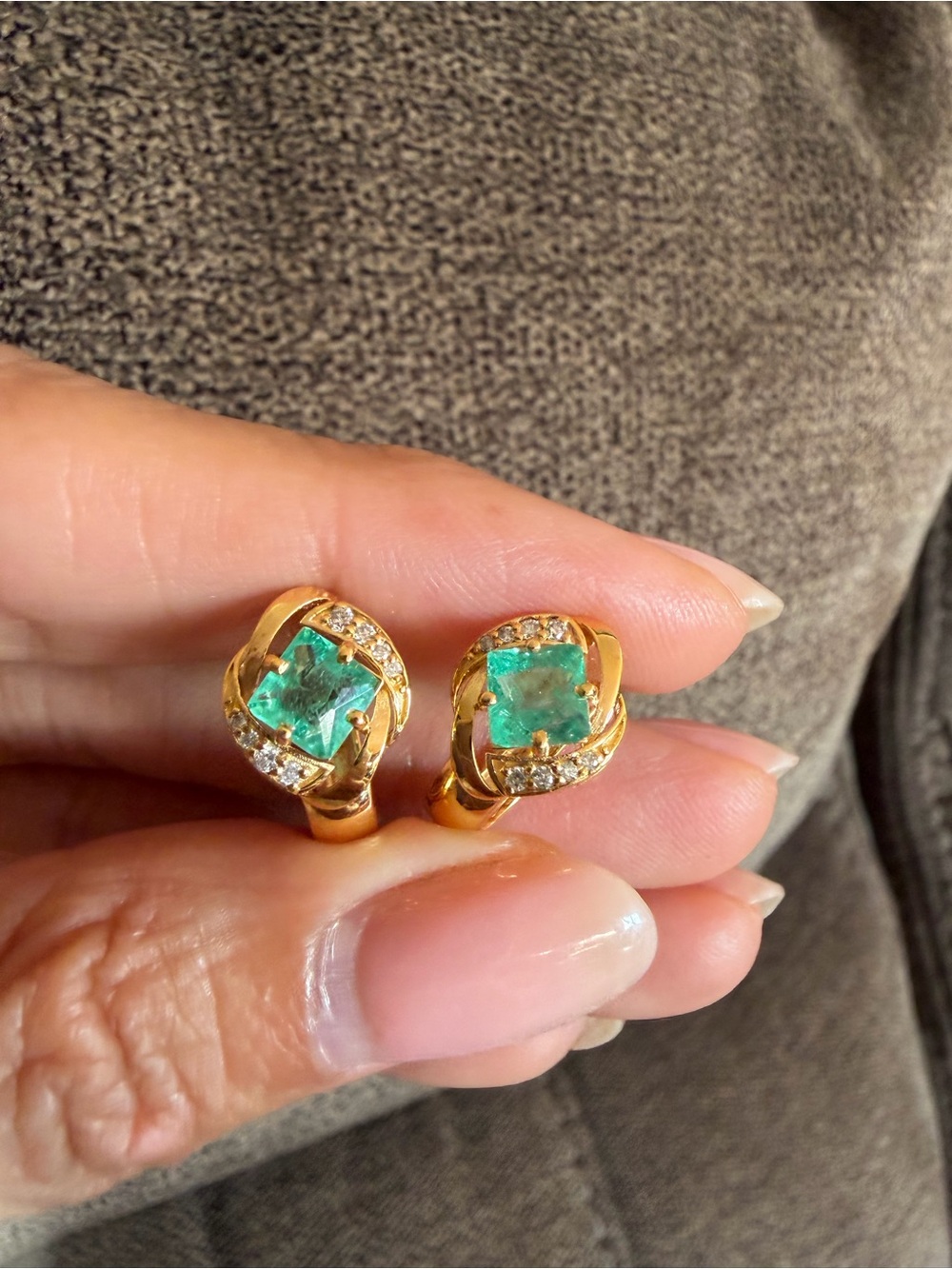 NEW 14K Yellow Gold Natural Emerald & Diamond Earrings – Certified - Picture 3 of 9